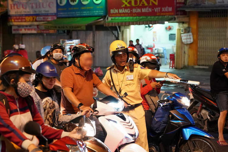 Dân nhậu Sài Gòn "quậy tưng" đường phố khi bị thổi phạt