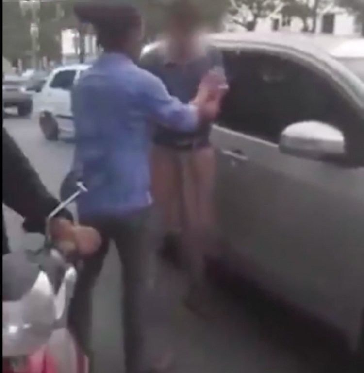 Video: Người đàn ông bị dân "cấm" lái xe vì say rượu