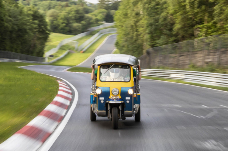 Mang “siêu xe” Tuk-Tuk vào Nurburgring: Mất hơn 30 phút để hoàn thành một vòng đua