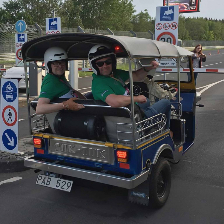 Mang “siêu xe” Tuk-Tuk vào Nurburgring: Mất hơn 30 phút để hoàn thành một vòng đua