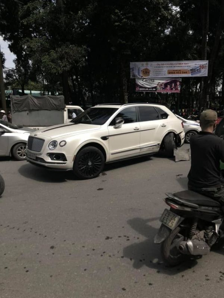 Bentley hàng chục tỉ đi ngược chiều tông trúng taxi rơi luôn bánh xe