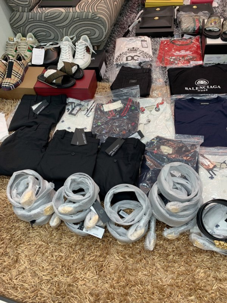 Thái Dương Authentic-Chuyên Bán Đồ Hiệu Gucci Fendi Dolce Hermes Givenchy LV Balenciaga,Saint,Ds v.v Thái Dương Authentic-Chuyên Bán Đồ Hiệu Gucci Fendi Dolce Hermes Givenchy LV Balenciaga,Saint,Ds v.v