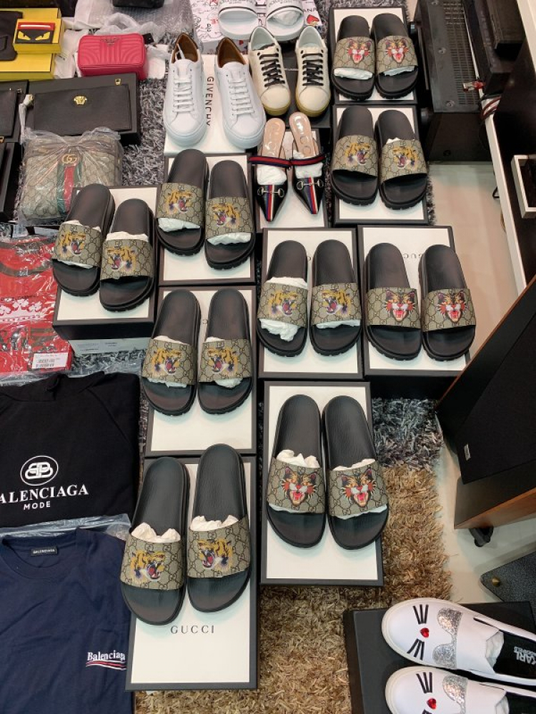 Thái Dương Authentic-Chuyên Bán Đồ Hiệu Gucci Fendi Dolce Hermes Givenchy LV Balenciaga,Saint,Ds v.v Thái Dương Authentic-Chuyên Bán Đồ Hiệu Gucci Fendi Dolce Hermes Givenchy LV Balenciaga,Saint,Ds v.v