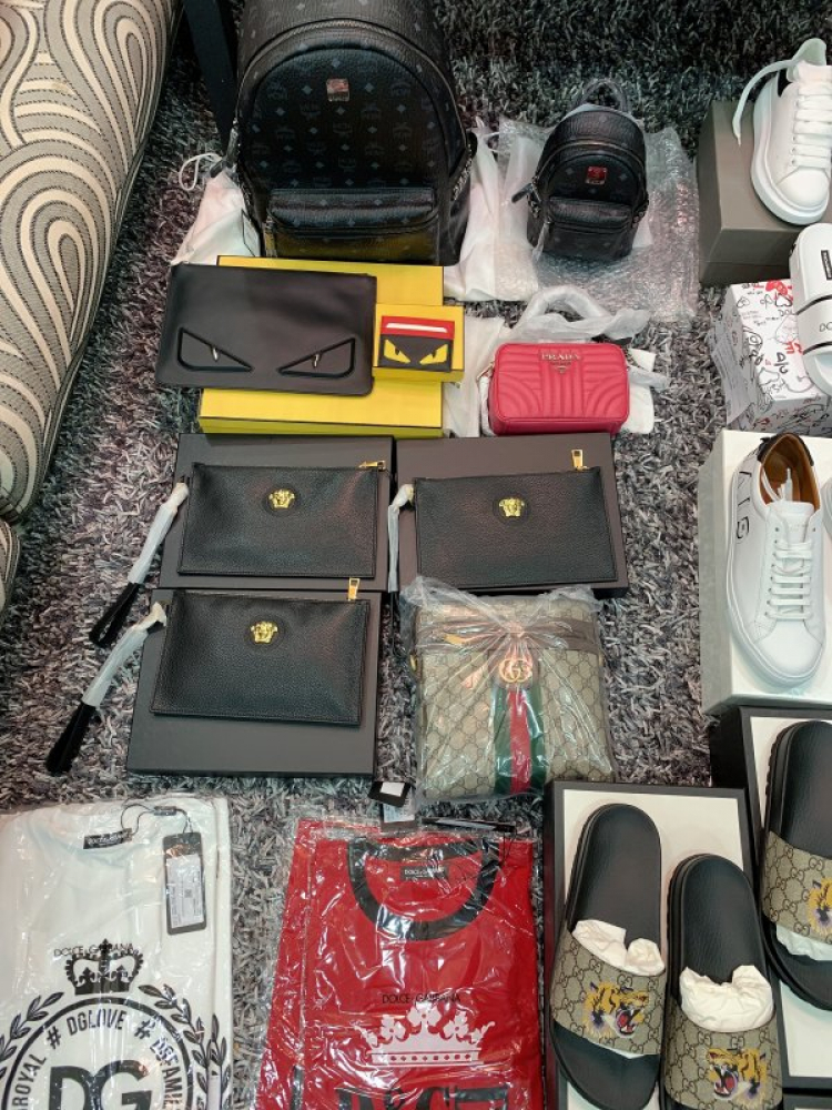 Thái Dương Authentic-Chuyên Bán Đồ Hiệu Gucci Fendi Dolce Hermes Givenchy LV Balenciaga,Saint,Ds v.v Thái Dương Authentic-Chuyên Bán Đồ Hiệu Gucci Fendi Dolce Hermes Givenchy LV Balenciaga,Saint,Ds v.v