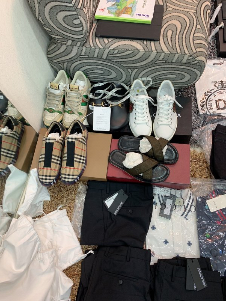 Thái Dương Authentic-Chuyên Bán Đồ Hiệu Gucci Fendi Dolce Hermes Givenchy LV Balenciaga,Saint,Ds v.v Thái Dương Authentic-Chuyên Bán Đồ Hiệu Gucci Fendi Dolce Hermes Givenchy LV Balenciaga,Saint,Ds v.v