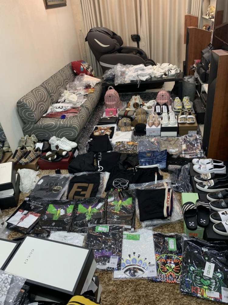 Thái Dương Authentic-Chuyên Bán Đồ Hiệu Gucci Fendi Dolce Hermes Givenchy LV Balenciaga,Saint,Ds v.v Thái Dương Authentic-Chuyên Bán Đồ Hiệu Gucci Fendi Dolce Hermes Givenchy LV Balenciaga,Saint,Ds v.v