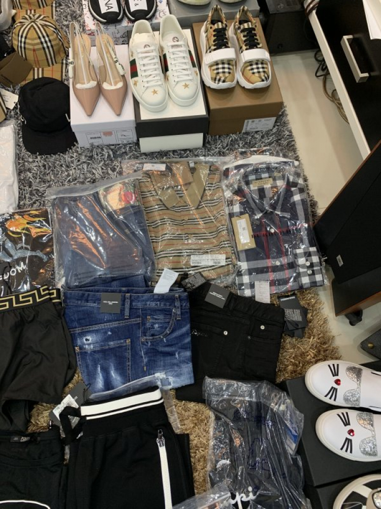 Thái Dương Authentic-Chuyên Bán Đồ Hiệu Gucci Fendi Dolce Hermes Givenchy LV Balenciaga,Saint,Ds v.v Thái Dương Authentic-Chuyên Bán Đồ Hiệu Gucci Fendi Dolce Hermes Givenchy LV Balenciaga,Saint,Ds v.v