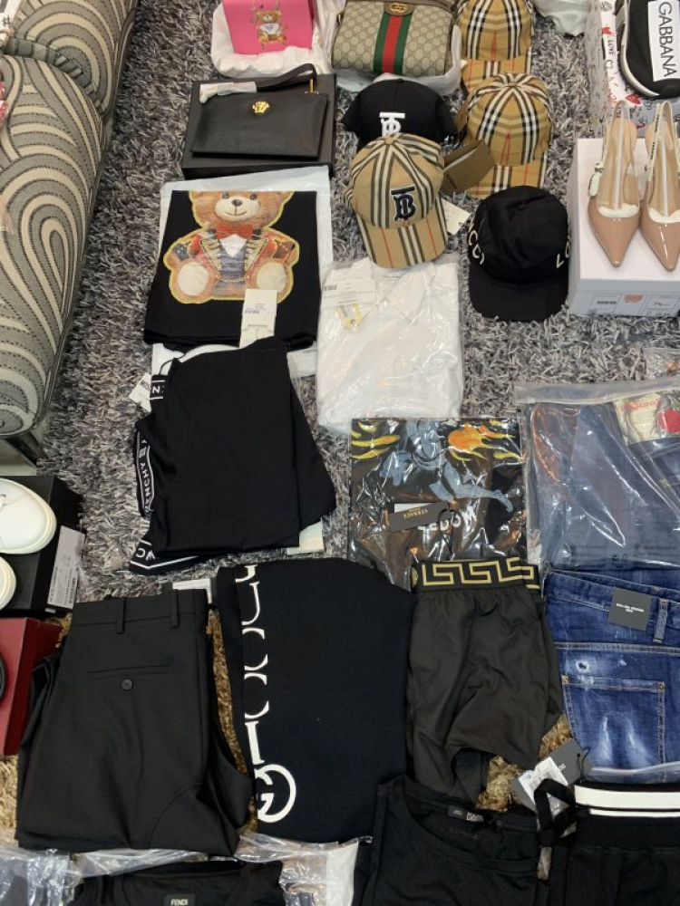 Thái Dương Authentic-Chuyên Bán Đồ Hiệu Gucci Fendi Dolce Hermes Givenchy LV Balenciaga,Saint,Ds v.v Thái Dương Authentic-Chuyên Bán Đồ Hiệu Gucci Fendi Dolce Hermes Givenchy LV Balenciaga,Saint,Ds v.v