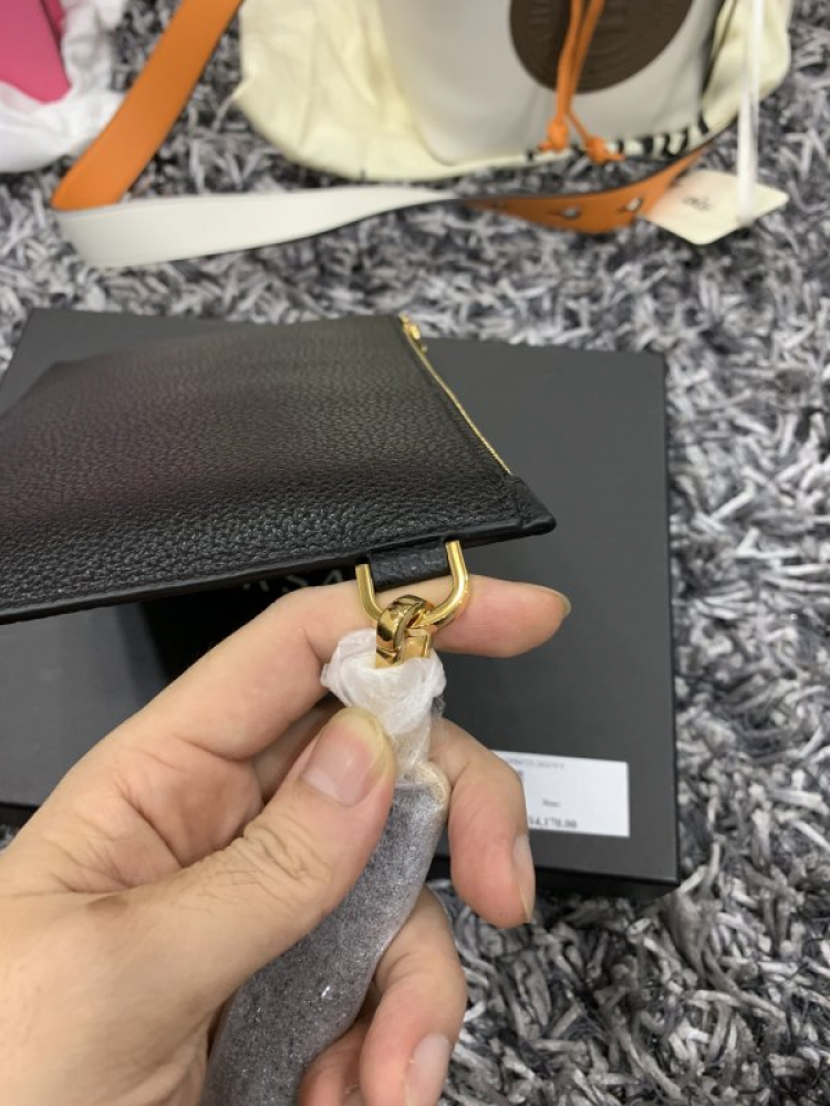 Thái Dương Authentic-Chuyên Bán Đồ Hiệu Gucci Fendi Dolce Hermes Givenchy LV Balenciaga,Saint,Ds v.v