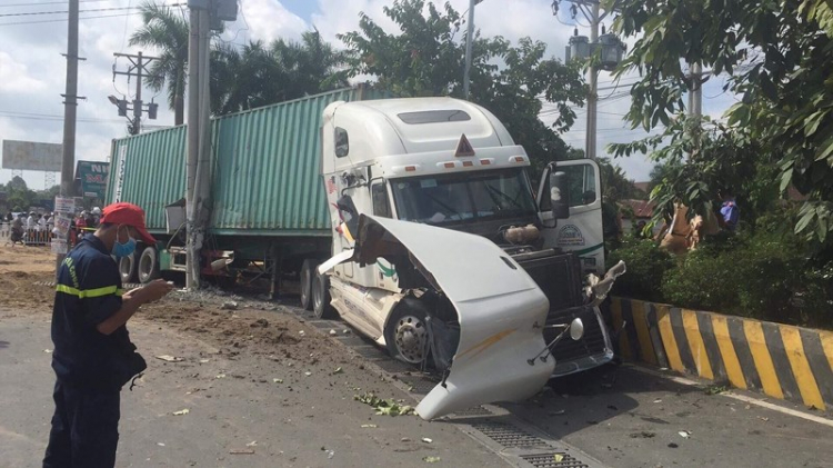Kinh hoàng:  Clip xe container tông oto ngay cửa ngõ Sài Gòn khiến 5 người chết