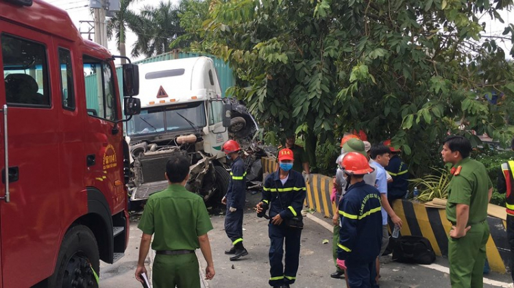 Kinh hoàng:  Clip xe container tông oto ngay cửa ngõ Sài Gòn khiến 5 người chết