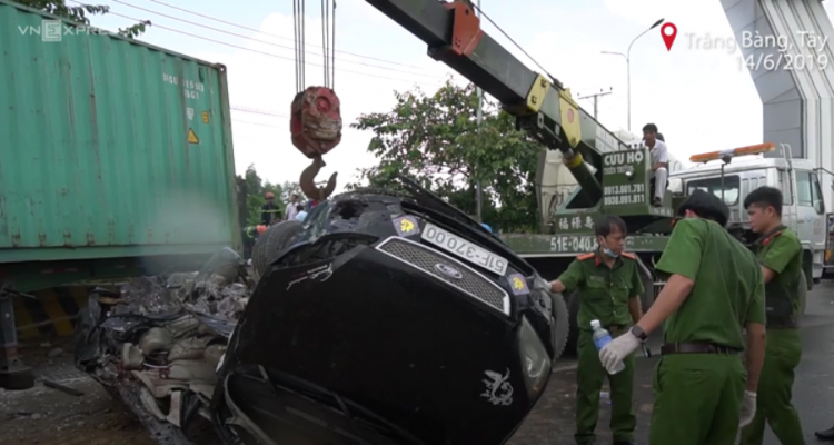 Kinh hoàng: Clip xe container tông oto ngay cửa ngõ Sài Gòn khiến 5 người chết Kinh hoàng: Clip xe container tông oto ngay cửa ngõ Sài Gòn khiến 5 người chết