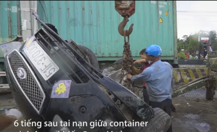 Kinh hoàng:  Clip xe container tông oto ngay cửa ngõ Sài Gòn khiến 5 người chết