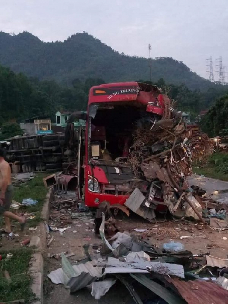 Xe khách giường nằm đâm xe tải tại Hoà Bình khiến 3 người chết và hơn 30 người bị thương