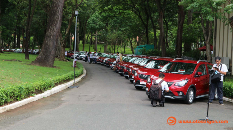 Sáng nay, VinFast bàn giao hàng trăm xe Fadil cho khách hàng Việt
