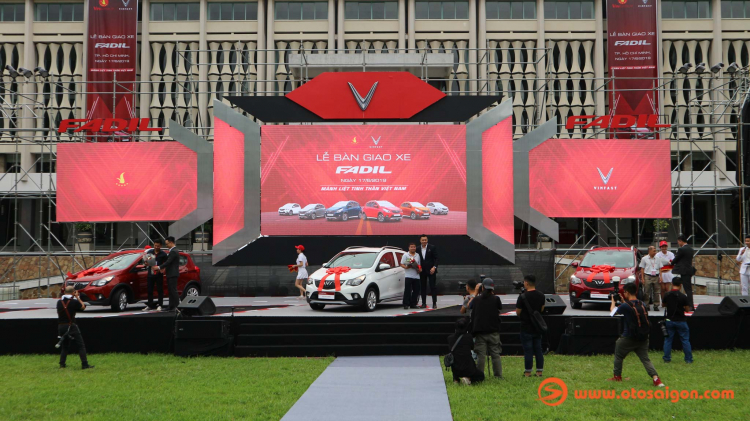 Sáng nay, VinFast bàn giao hàng trăm xe Fadil cho khách hàng Việt
