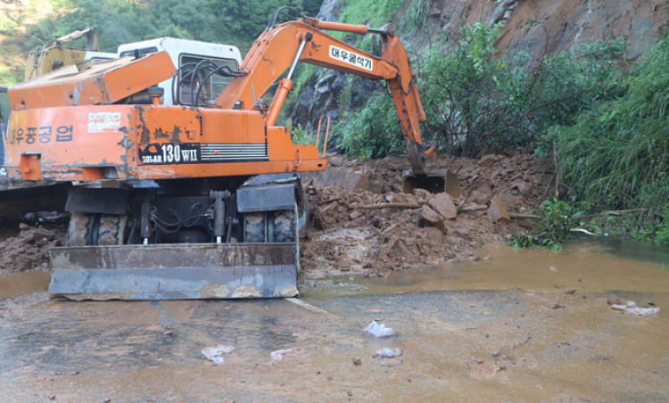 Đèo Bảo Lộc sạt lở, dòng xe ách tắc hơn 20km