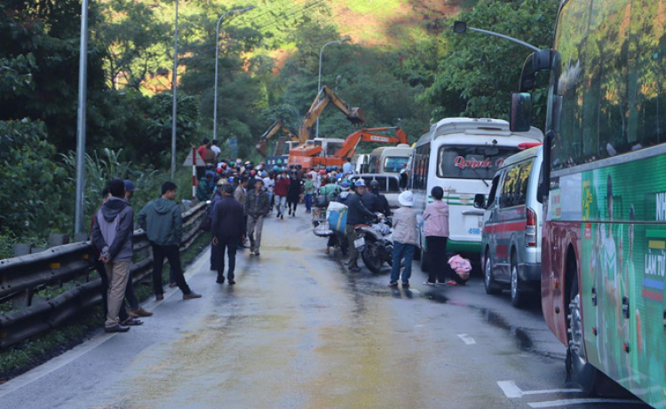 Đèo Bảo Lộc sạt lở, dòng xe ách tắc hơn 20km