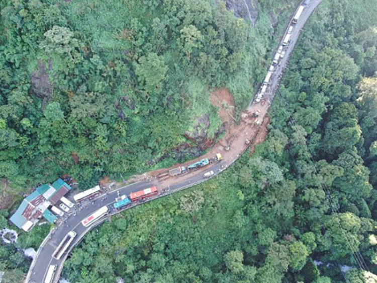 Đèo Bảo Lộc sạt lở, dòng xe ách tắc hơn 20km