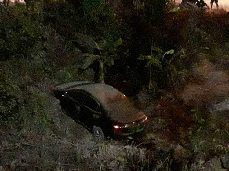 Chiếc Audi lao xuống vực, tài xế thoát chết hy hữu