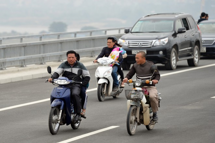 Bát nháo trên Cầu Nhật Tân vừa khánh thành