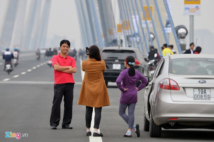 Bát nháo trên Cầu Nhật Tân vừa khánh thành