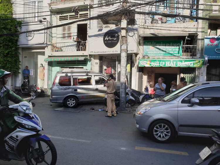 Ôtô "điên" húc văng nhiều xe máy vào tường ở đường Huỳnh Văn Bánh