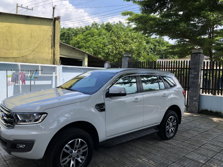 Nhờ 500 AE tư vấn mua xe Santafe hay Everest 4x2?