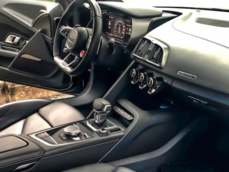 Siêu xe Audi R8 V10 lăn bánh 12.000km ‘’thách cưới’’ với giá 9 tỷ đồng tại TP. HCM