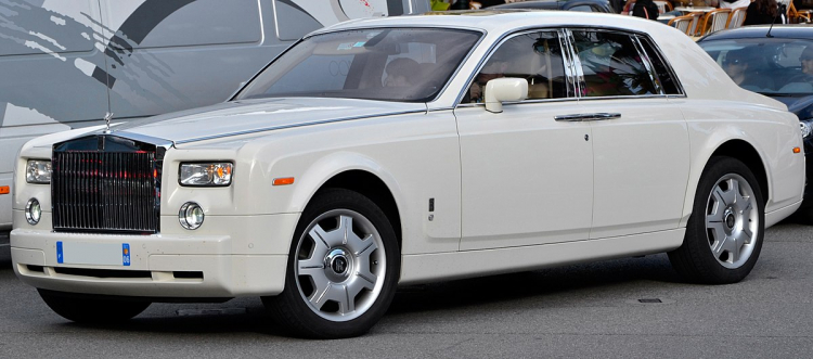 Thay dầu cho Rolls-Royce Phantom như thế nào?