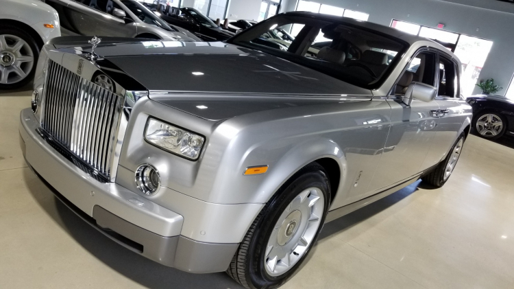 Thay dầu cho Rolls-Royce Phantom như thế nào?