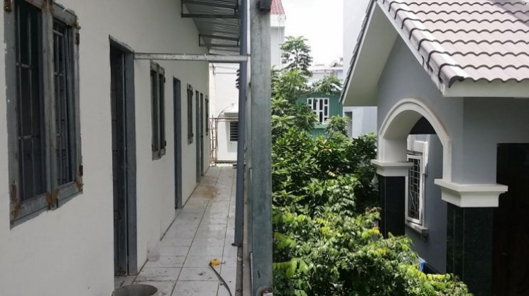 Ngăn hàng xóm xây nhà trổ cửa sổ sang sân nhà Ngăn hàng xóm xây nhà trổ cửa sổ sang sân nhà