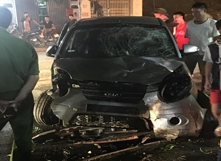 Gây tai nạn làm 2 người bị thương, ô tô "điên" bỏ chạy đâm liên hoàn khiến thêm 5 người bị thương