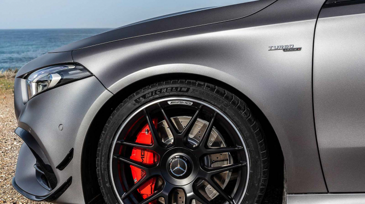 Mercedes-Benz ra mắt bộ đôi A 45 và CLA 45: Xe nhỏ, công suất khủng