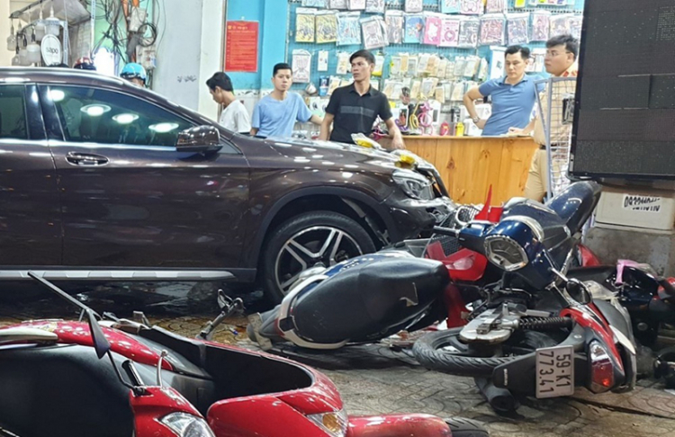 Hiện trường la liệt xe máy và người nằm sau cú tông liên hoàn của nữ tài xế lái Mercedes tại quận 5