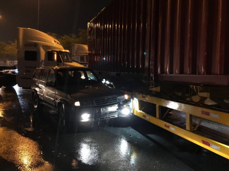 Chuyệnthường ngày: vượt trái cắt mặt để quẹo phải. Chuyệnthường ngày: vượt trái cắt mặt để quẹo phải.