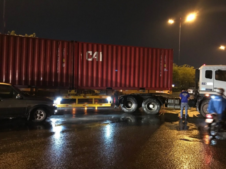 Chuyệnthường ngày: vượt trái cắt mặt để quẹo phải. Chuyệnthường ngày: vượt trái cắt mặt để quẹo phải.