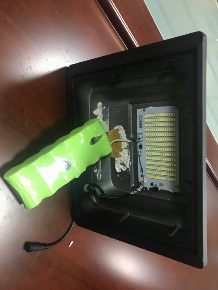 Thay cái bóng led hay thay cả bộ đèn led hư vậy mí anh ? Thay cái bóng led hay thay cả bộ đèn led hư vậy mí anh ?