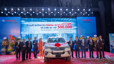 Lễ xuất xưởng 500k xe và Fortuner.jpg