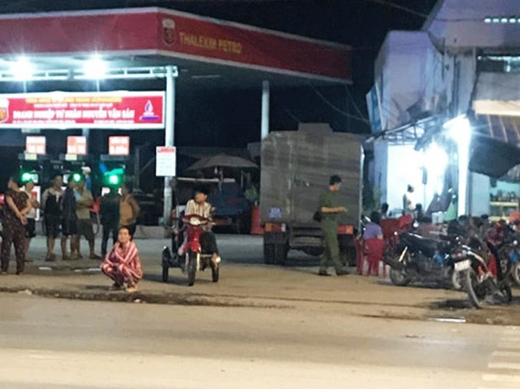 Đòi đổ nợ xăng không được, thanh niên mua dao đâm chết nhân viên Đòi đổ nợ xăng không được, thanh niên mua dao đâm chết nhân viên