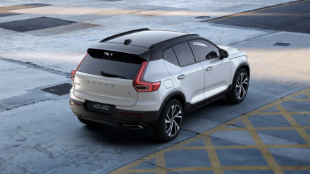 2019 Volvo XC40 T5 AWD R-Design Crystal White with 20 Inch Rims (7).jpg