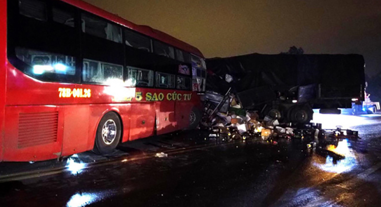 Tai nạn xe khách tại Bình Thuận, 2 tài xế tử vong và 11 người bị thương