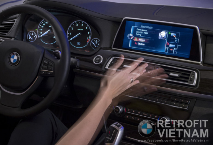 Ra lệnh, điều khiển chức năng trên xe bằng chuyển động của bàn tay.