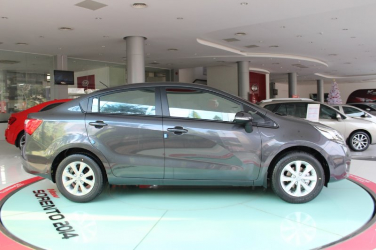 Kia Rio sedan MT giá 490 triệu, AT giá 536 triệu