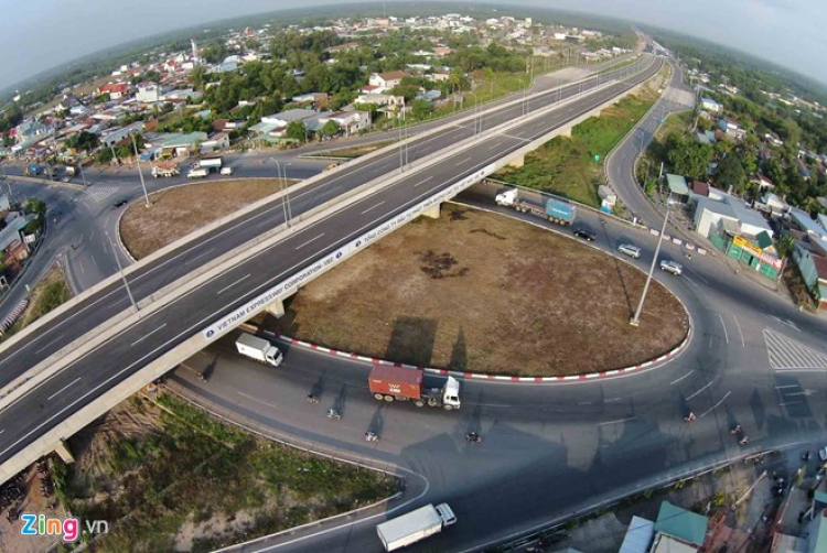 Vòng xoay từ hướng QL51 rẽ Cao Tốc LTGD về TPHCM