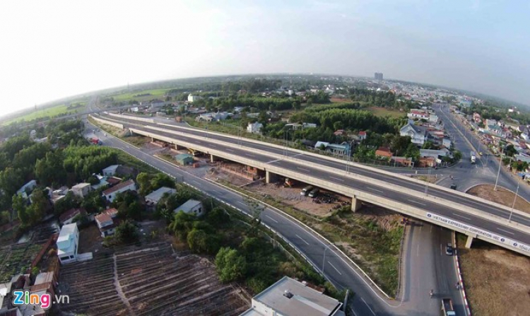 Vòng xoay từ hướng QL51 rẽ Cao Tốc LTGD về TPHCM