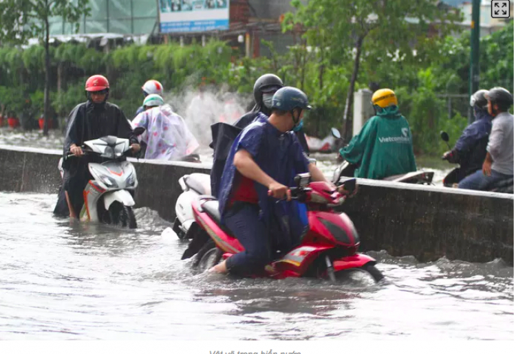 Sài Gòn thất thủ sau cơn mưa chiều nay