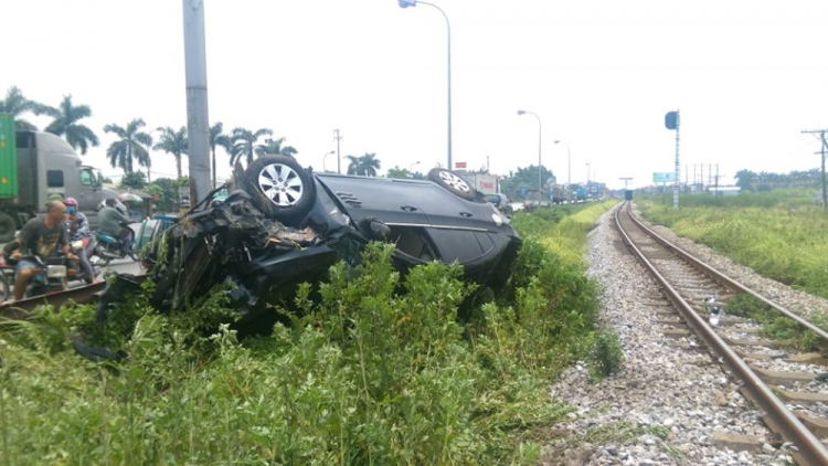 Quá may mắn: 5 người trong gia đình thoát chết khi cố vượt đường sắt dù đã được cảnh báo