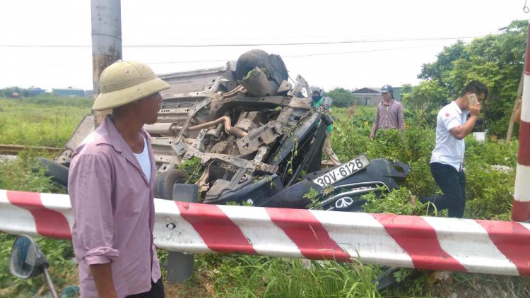 Quá may mắn: 5 người trong gia đình thoát chết khi cố vượt đường sắt dù đã được cảnh báo