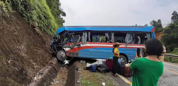 Tuyên Quang: Xe khách chở người đi thiện nguyện va chạm với xe đầu kéo khiến 3 người chết